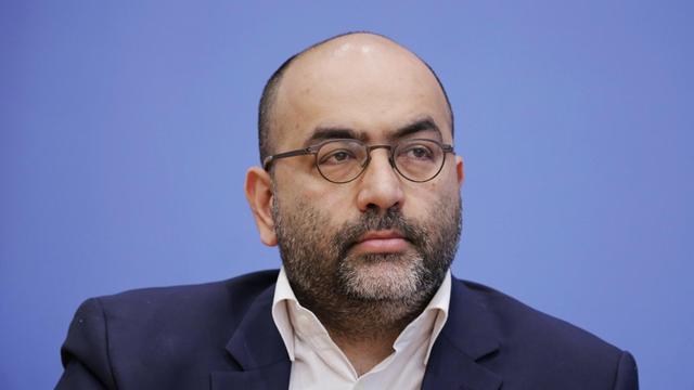 Portrait des Politikers Omid Nouripour (Grüne) während der Bundespressekonferenz zum Thema Iran-Abkommen, 2018 in Berlin.
