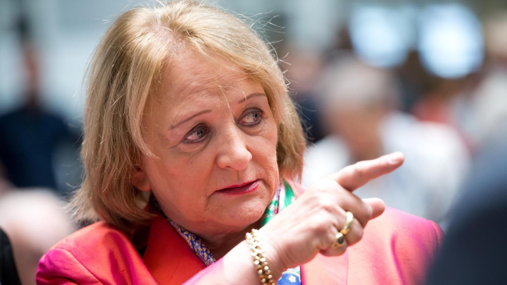 Sabine Leutheusser-Schnarrenberger, ehemalige Bundesjustizministerien (FDP), nimmt am 15.05.2015 in Stuttgart (Baden-Württemberg) an der Verleihung des Theodor-Heuss-Preises 2015 teil. Sabine Leutheusser-Schnarrenberger, ehemalige Bundesjustizministerien (FDP), nimmt am 15.05.2015 in Stuttgart (Baden-Württemberg) an der Verleihung des Theodor-Heuss-Preises 2015 teil.