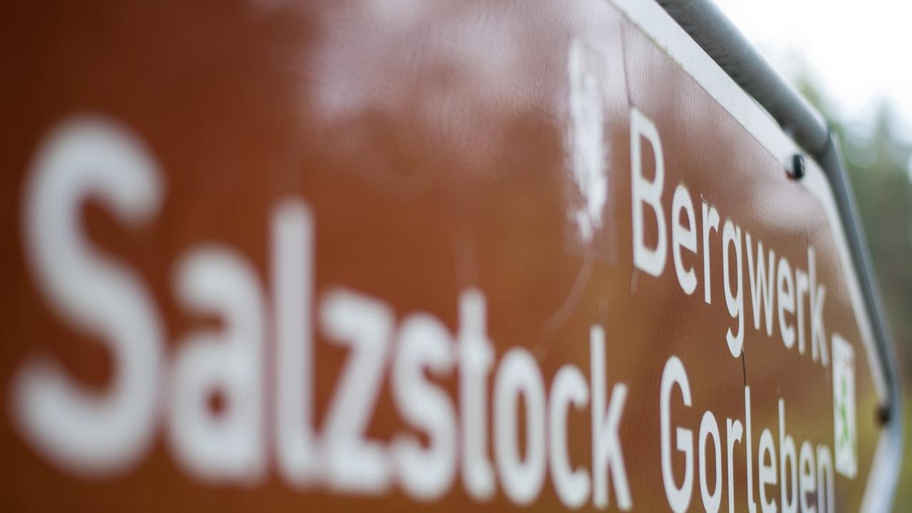 Ein Schild weist in Gorleben den Weg zum Erkundungsbergwerk. Ein Schild weist in Gorleben den Weg zum Erkundungsbergwerk.