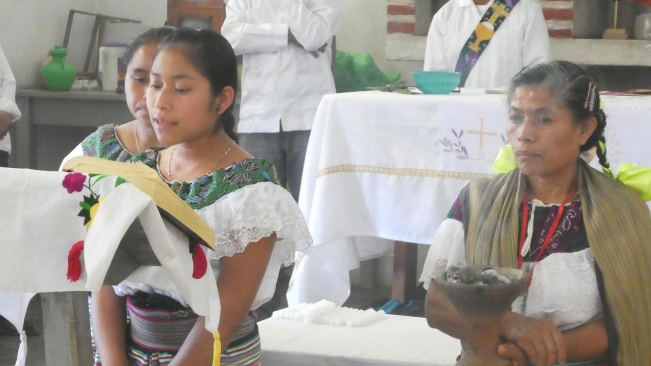 Eine junge Frau verliest im Gottesdienst die Namen der Verstorbenen des Dorfes "Centro Triaquil". Eine junge Frau verliest im Gottesdienst die Namen der Verstorbenen des Dorfes "Centro Triaquil".