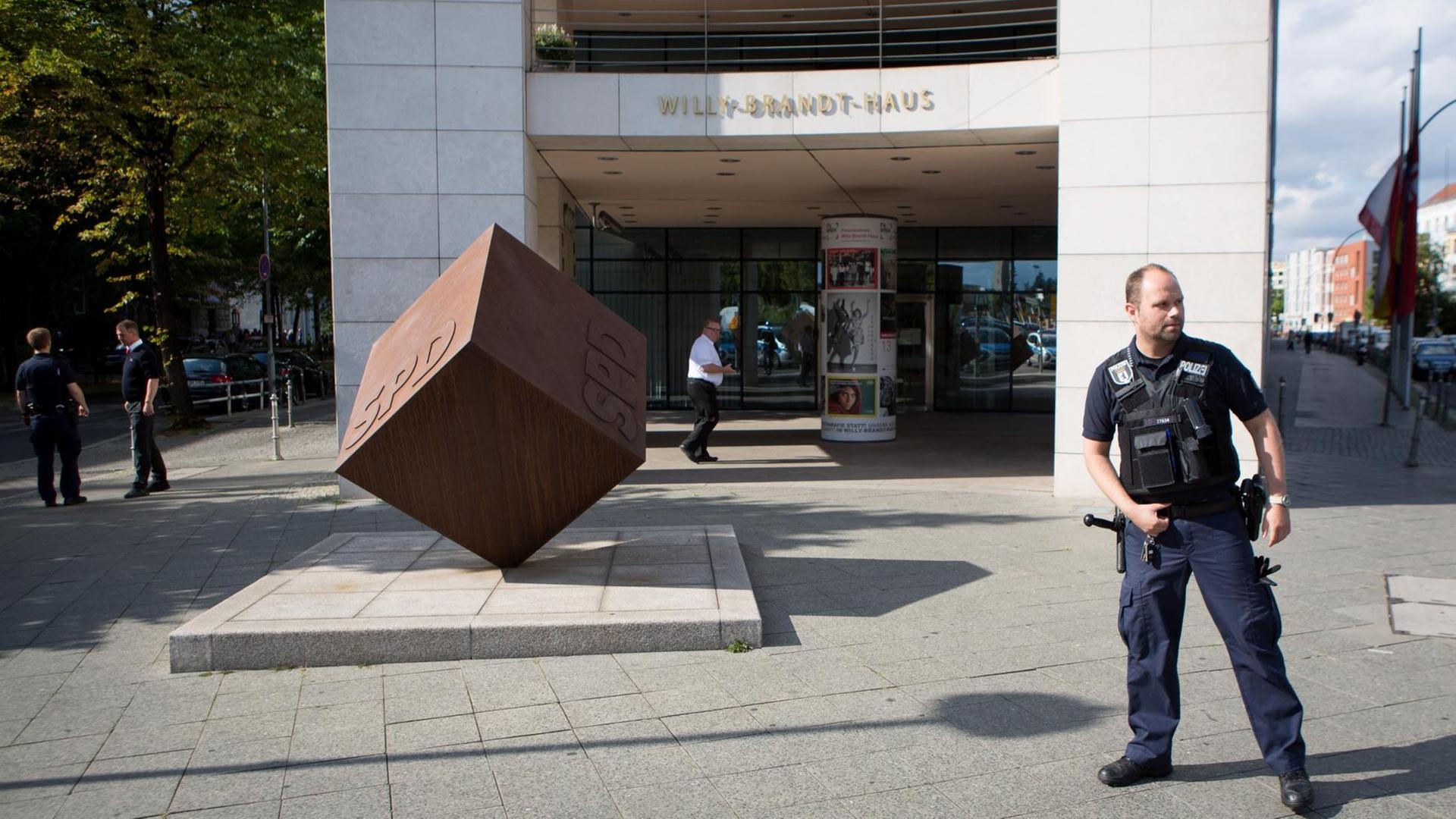 Polizeibeamte sichern am 25.08.2015 in Berlin die SPD-Parteizentrale nach einer Bombendrohung. Polizeibeamte sichern am 25.08.2015 in Berlin die SPD-Parteizentrale nach einer Bombendrohung.