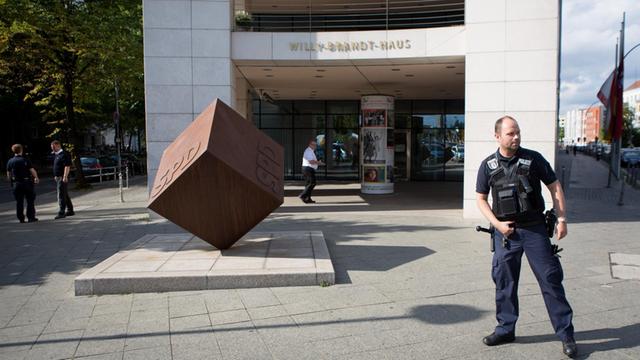 Polizeibeamte sichern am 25.08.2015 in Berlin die SPD-Parteizentrale nach einer Bombendrohung.