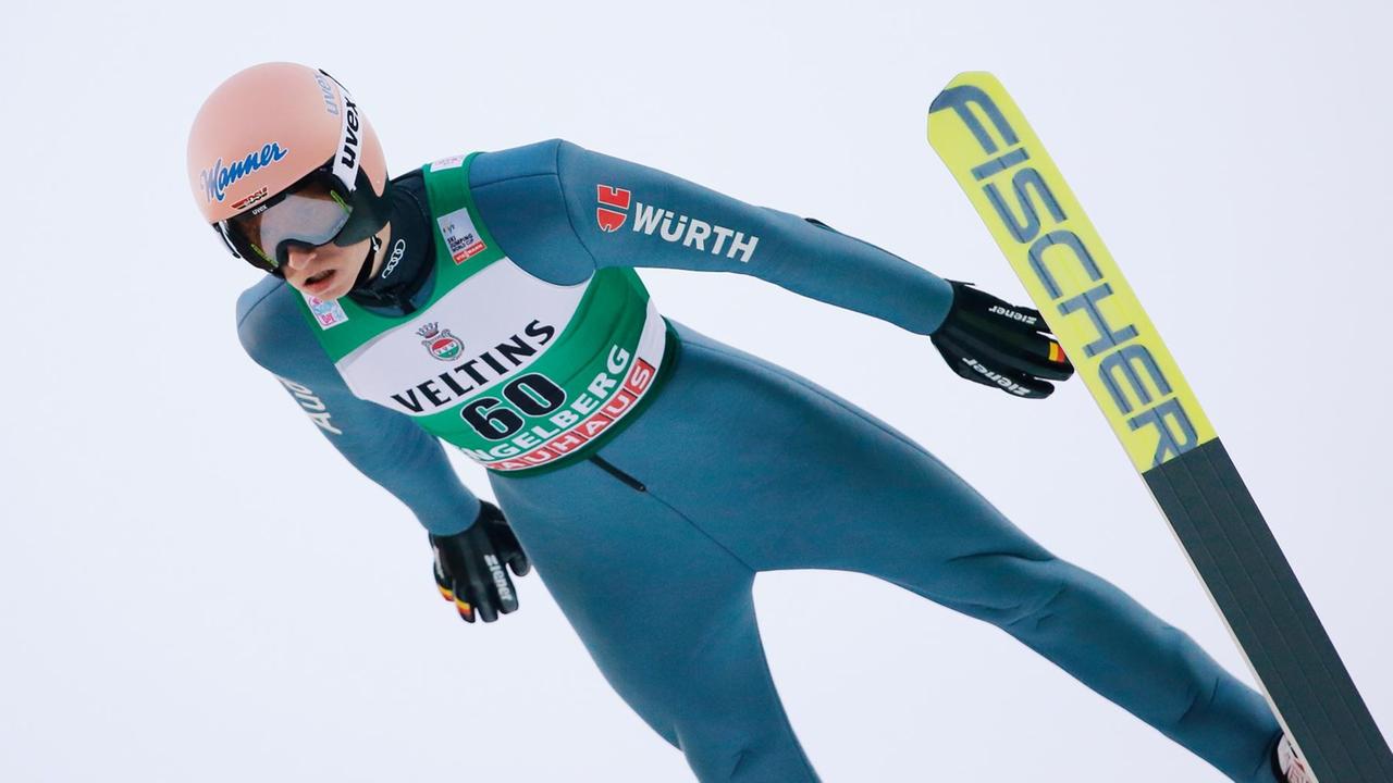 Karl Geiger beim Sprung von der Schanze. Karl Geiger beim Sprung von der Schanze.