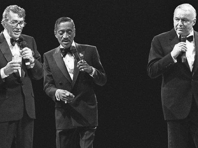 Dean Martin, Sammy Davis Jr. und Frank Sinatra (v.l.) während eines Konzerts am 14. März 1988 in Oakland.