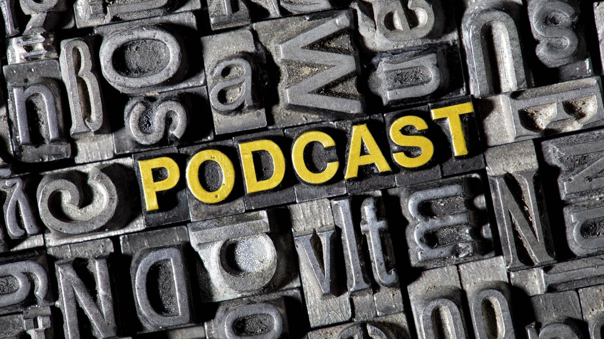Alte Bleilettern bilden das Wort PODCAST Alte Bleilettern bilden das Wort PODCAST