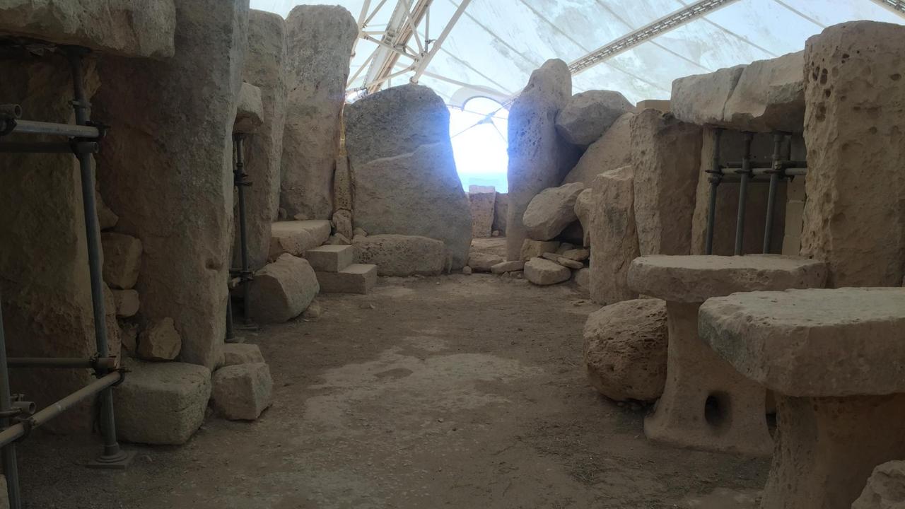 Der Megalithtempel von Ħaġar Qim mit großen Steinblöcken wird mit einer Plane geschützt.