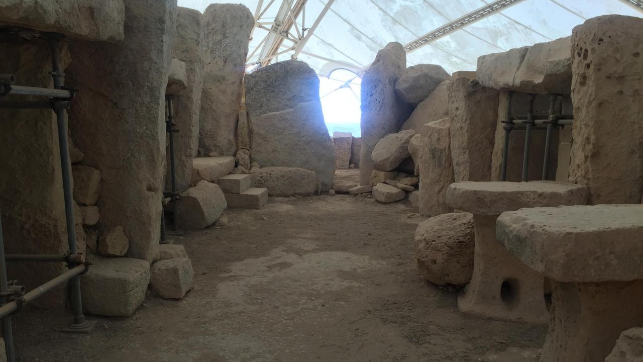 Der Megalithtempel von Ħaġar Qim mit großen Steinblöcken wird mit einer Plane geschützt. Der Megalithtempel von Ħaġar Qim mit großen Steinblöcken wird mit einer Plane geschützt.