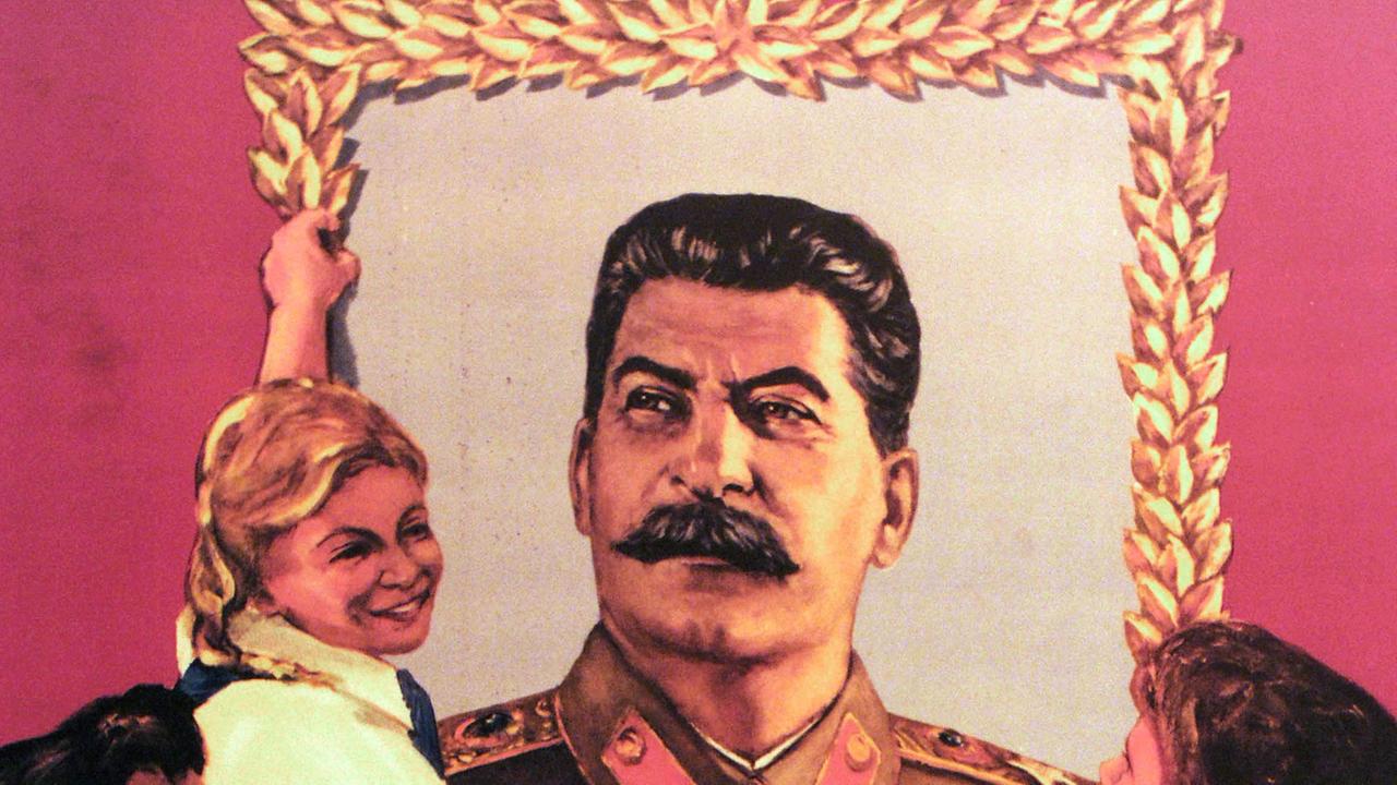 Reproduktion eines Propaganda-Plakates, das den sowjetischen Diktator Josef Stalin (1878-1953) zeigt Reproduktion eines Propaganda-Plakates, das den sowjetischen Diktator Josef Stalin (1878-1953) zeigt