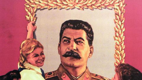 Reproduktion eines Propaganda-Plakates, das den sowjetischen Diktator Josef Stalin (1878-1953) zeigt