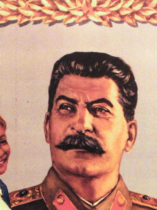 Reproduktion eines Propaganda-Plakates, das den sowjetischen Diktator Josef Stalin (1878-1953) zeigt