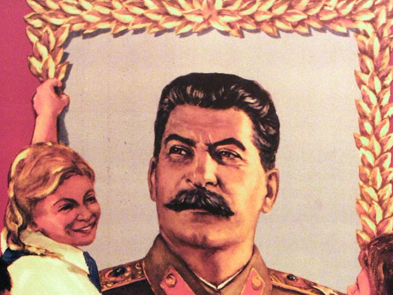 Reproduktion eines Propaganda-Plakates, das den sowjetischen Diktator Josef Stalin (1878-1953) zeigt