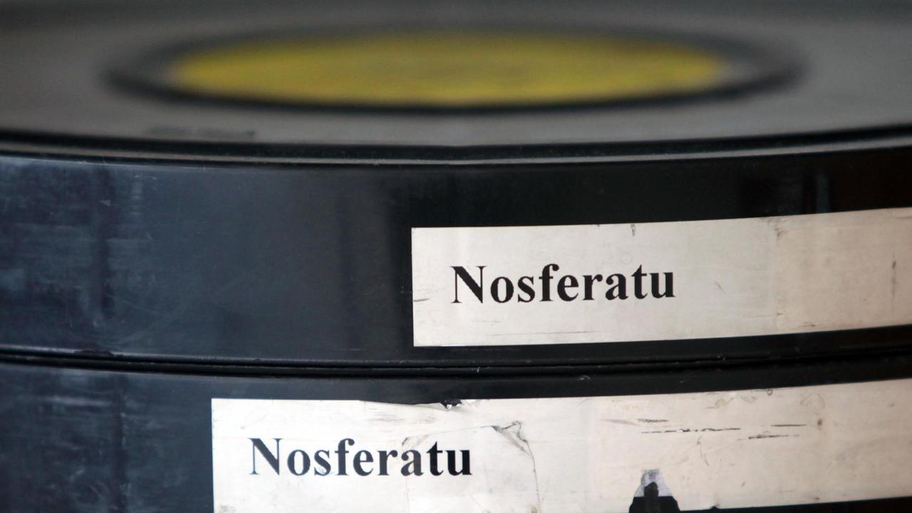 Filmrollen des Films "Nosferatu" liegen im Filmhaus in Wiesbaden auf einem Tisch.