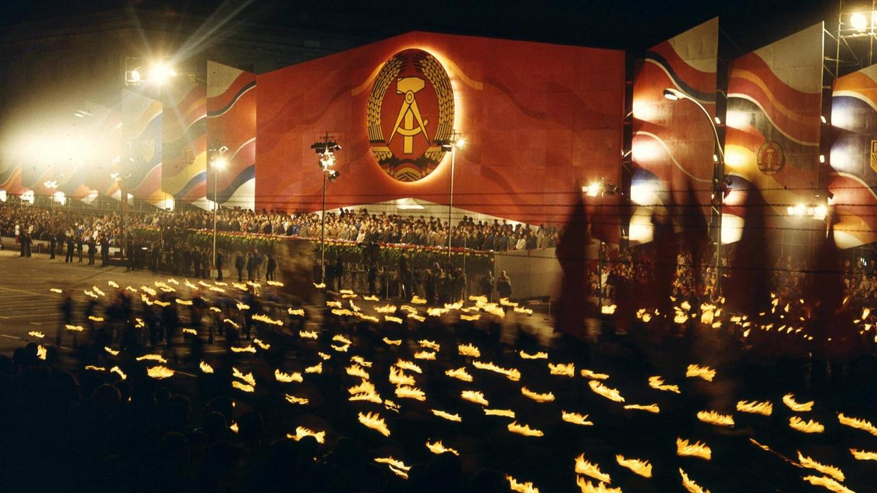 Fackelzug der Freien Deutschen Jugend (FDJ) während der Feierlichkeiten anlässlich des 40 Jahrestages der DDR in Berlin Fackelzug der Freien Deutschen Jugend (FDJ) während der Feierlichkeiten anlässlich des 40 Jahrestages der DDR in Berlin