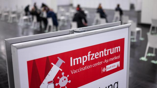 In NRW beginnen die Impfungen in den Impfzentren.