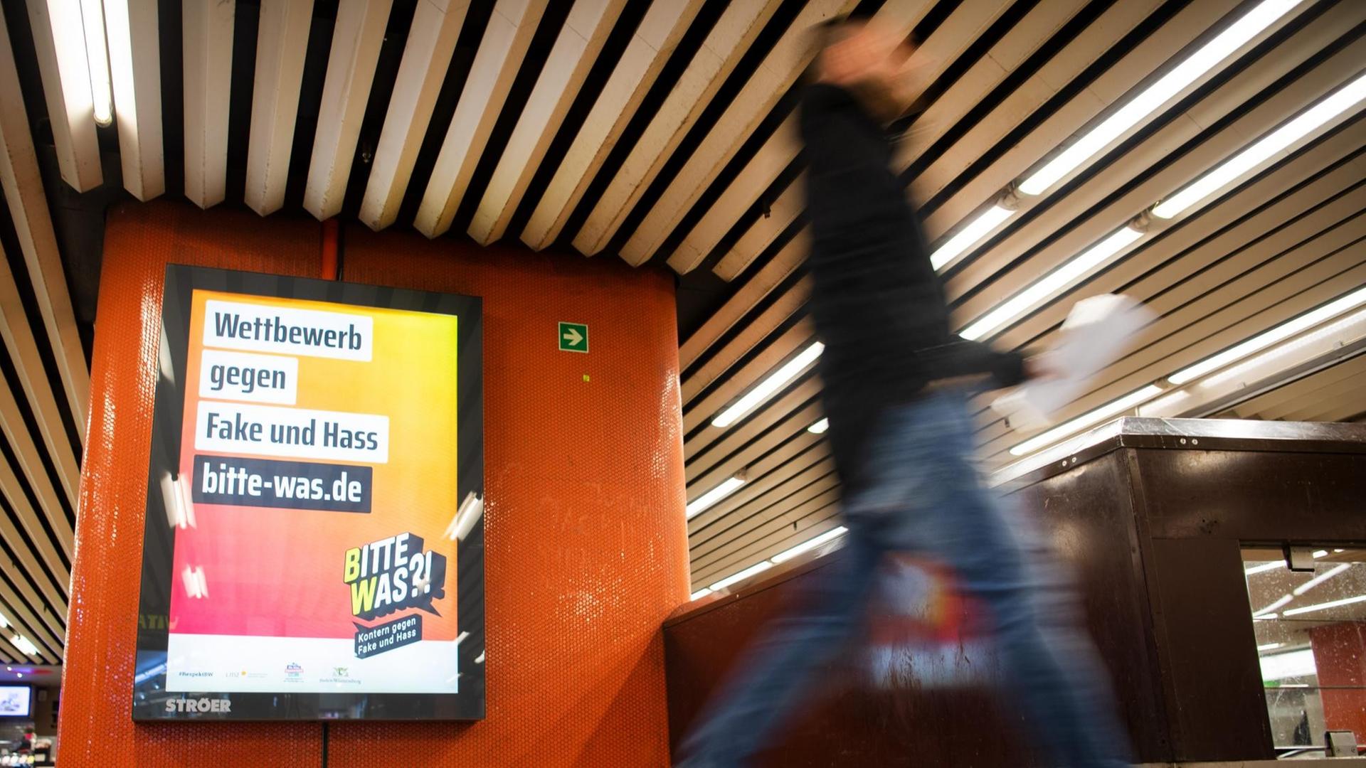Ein Passant läuft an dem Plakat des Projekts #RespektBW vorbei Ein Passant läuft an dem Plakat des Projekts #RespektBW vorbei