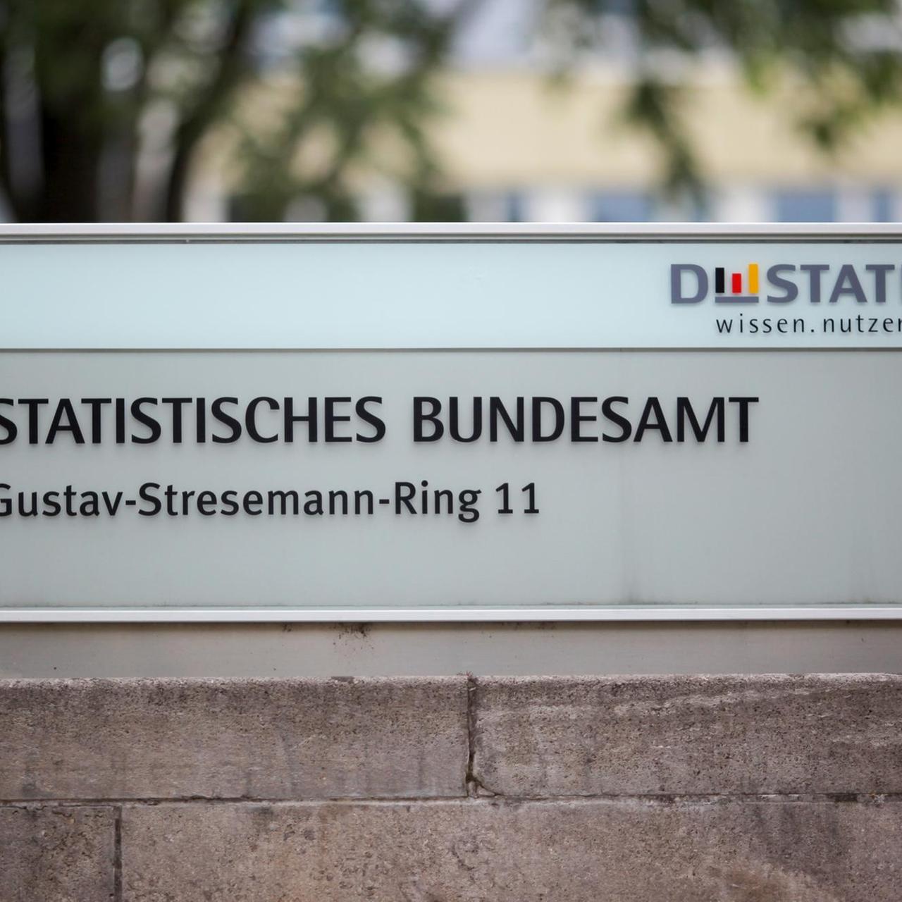 Blick auf den Hauptsitz des Statistischen Bundesamtes, aufgenommen am 23.08.2013 in Wiesbaden (Hessen). Foto: Fredrik von Erichsen/dpa | Verwendung weltweit