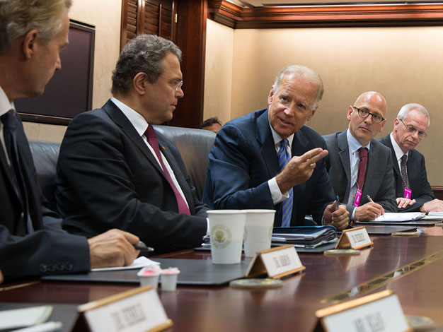 Bundesinnenminister Hans-Peter Friedrich im Gespräch mit dem Vizepräsident Joe Biden im Weißen Haus