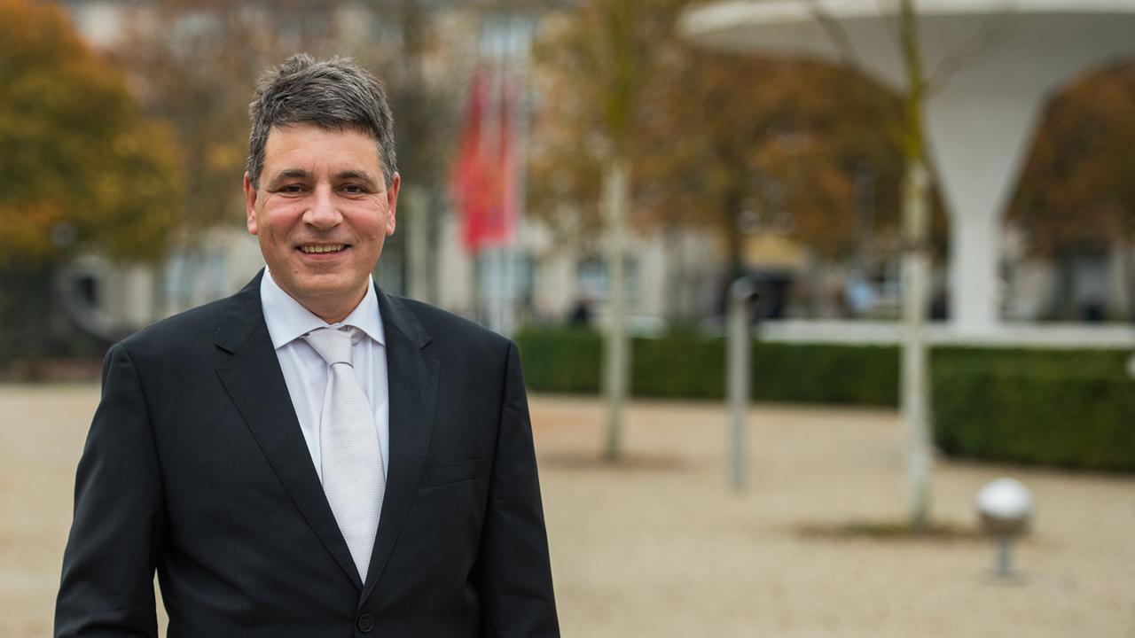 Büchner-Preisträger Marcel Beyer vor der Preisverleihung am 5. November 2016 im Staatstheater Darmstadt Büchner-Preisträger Marcel Beyer vor der Preisverleihung am 5. November 2016 im Staatstheater Darmstadt