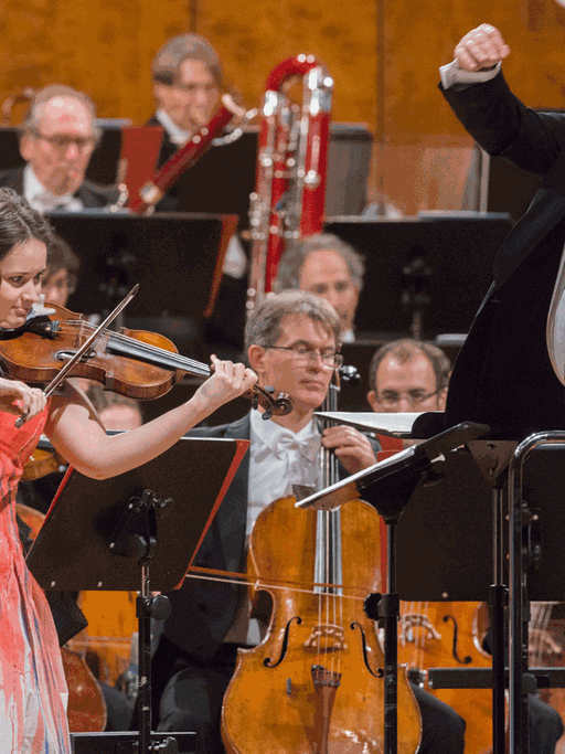Die Geigerin Patricia Koptchinskaja und der Dirigent Peter Eötvös mit dem SWR Symphonieorchester am 22.0916 in der Stuttgarter Liederhalle
