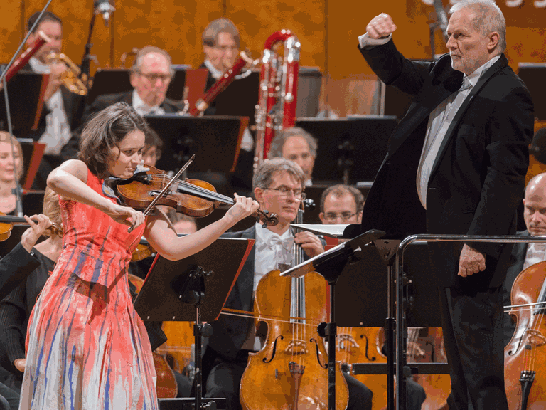 Die Geigerin Patricia Koptchinskaja und der Dirigent Peter Eötvös mit dem SWR Symphonieorchester am 22.0916 in der Stuttgarter Liederhalle