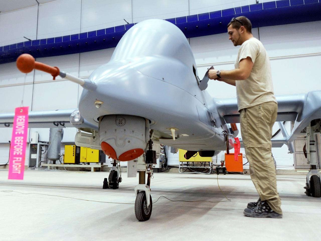 Ein Bundeswehrtechniker arbeitet 2011 auf dem Flugplatz in Masar-I-Scharif (Afghanistan) an einer Aufklärungsdrohne vom Typ Heron 1.