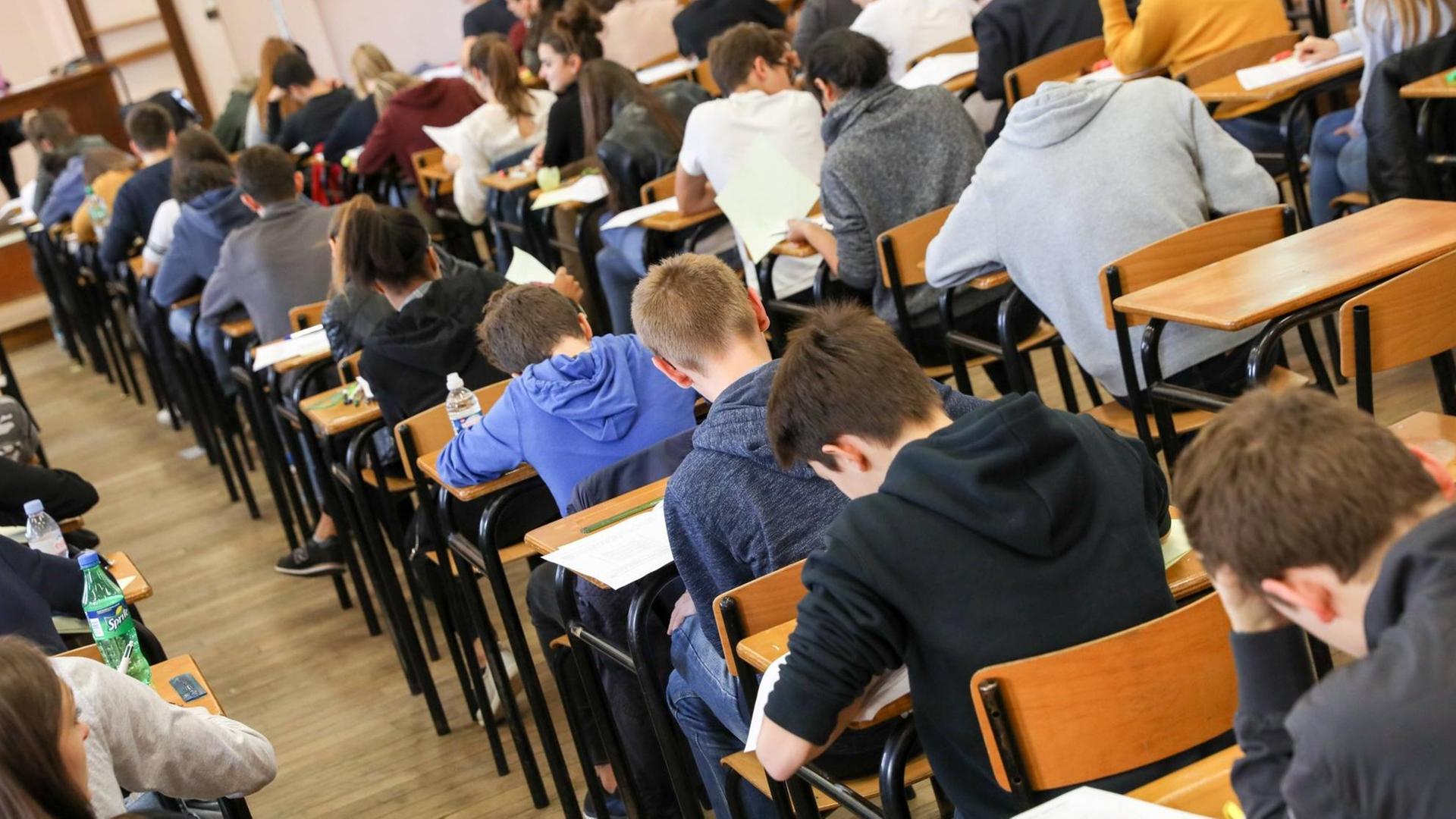 Schüler bei einer Prüfung in Lille Schüler bei einer Prüfung in Lille