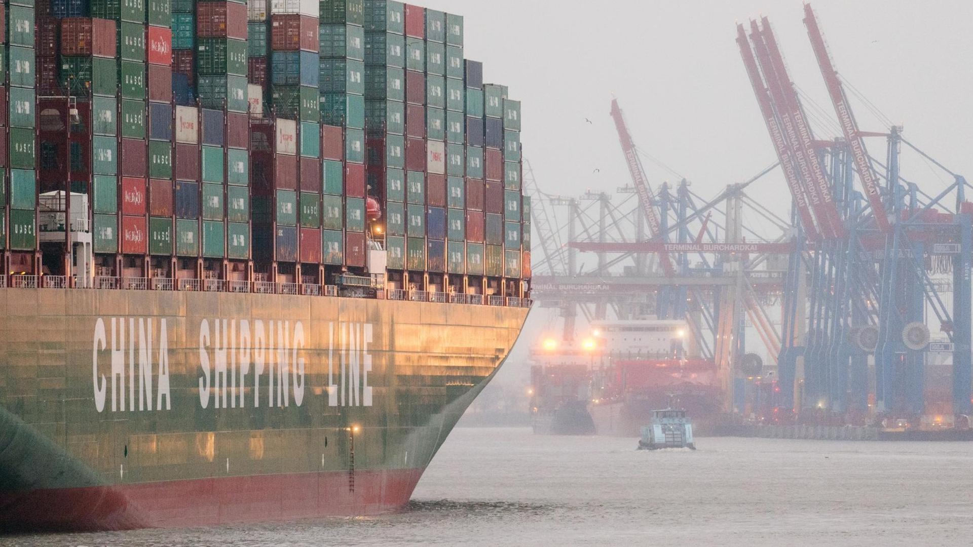 Das größte Schiff der Welt, die "CSCL Globe" der Reederei China Shipping Group läuft von Schleppern begleitet in den Hafen in Hamburg ein, aufgenommen 2015. Das größte Schiff der Welt, die "CSCL Globe" der Reederei China Shipping Group läuft von Schleppern begleitet in den Hafen in Hamburg ein, aufgenommen 2015.