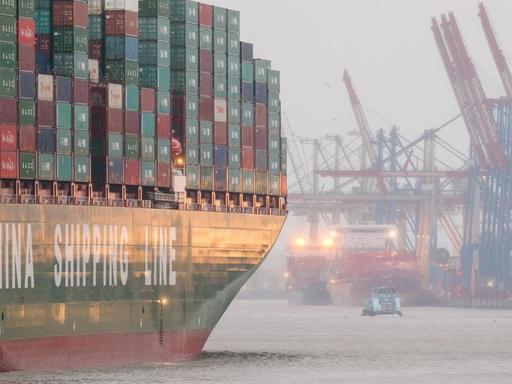 Das größte Schiff der Welt, die "CSCL Globe" der Reederei China Shipping Group läuft von Schleppern begleitet in den Hafen in Hamburg ein, aufgenommen 2015.