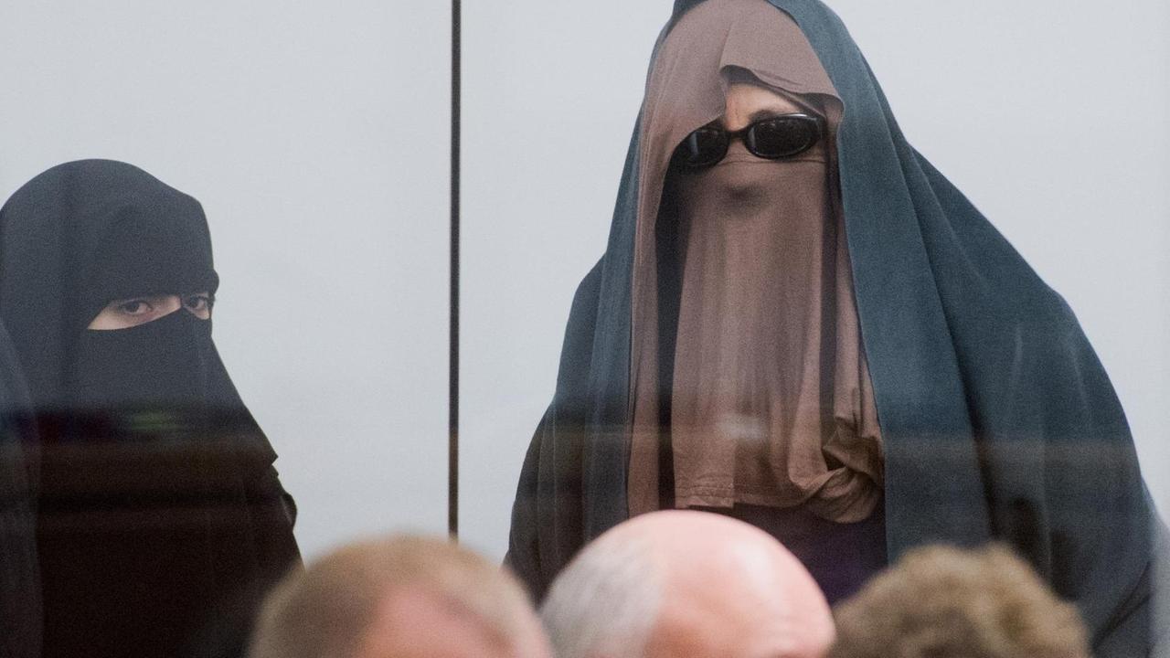 Die vollverschleierte Mutter der Angeklagten steht im Oberlandesgericht in Celle (Niedersachsen). Die vollverschleierte Mutter der Angeklagten steht im Oberlandesgericht in Celle (Niedersachsen).