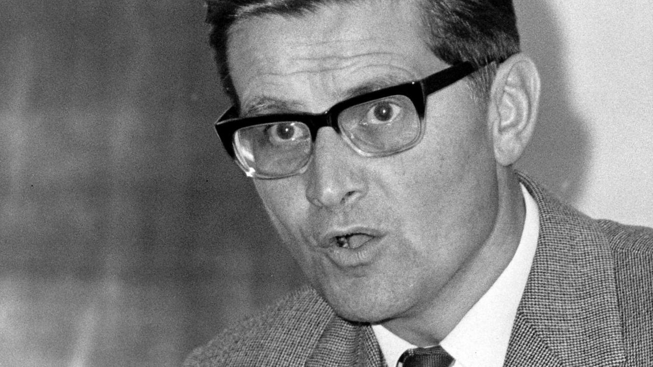 Der deutsche Philosoph Karl-Otto Apel in einer Aufnahme von 1966. Der deutsche Philosoph Karl-Otto Apel in einer Aufnahme von 1966.