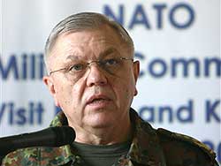 General Harald Kujat, Vorsitzender des NATO-Militärausschusses. General Harald Kujat, Vorsitzender des NATO-Militärausschusses.