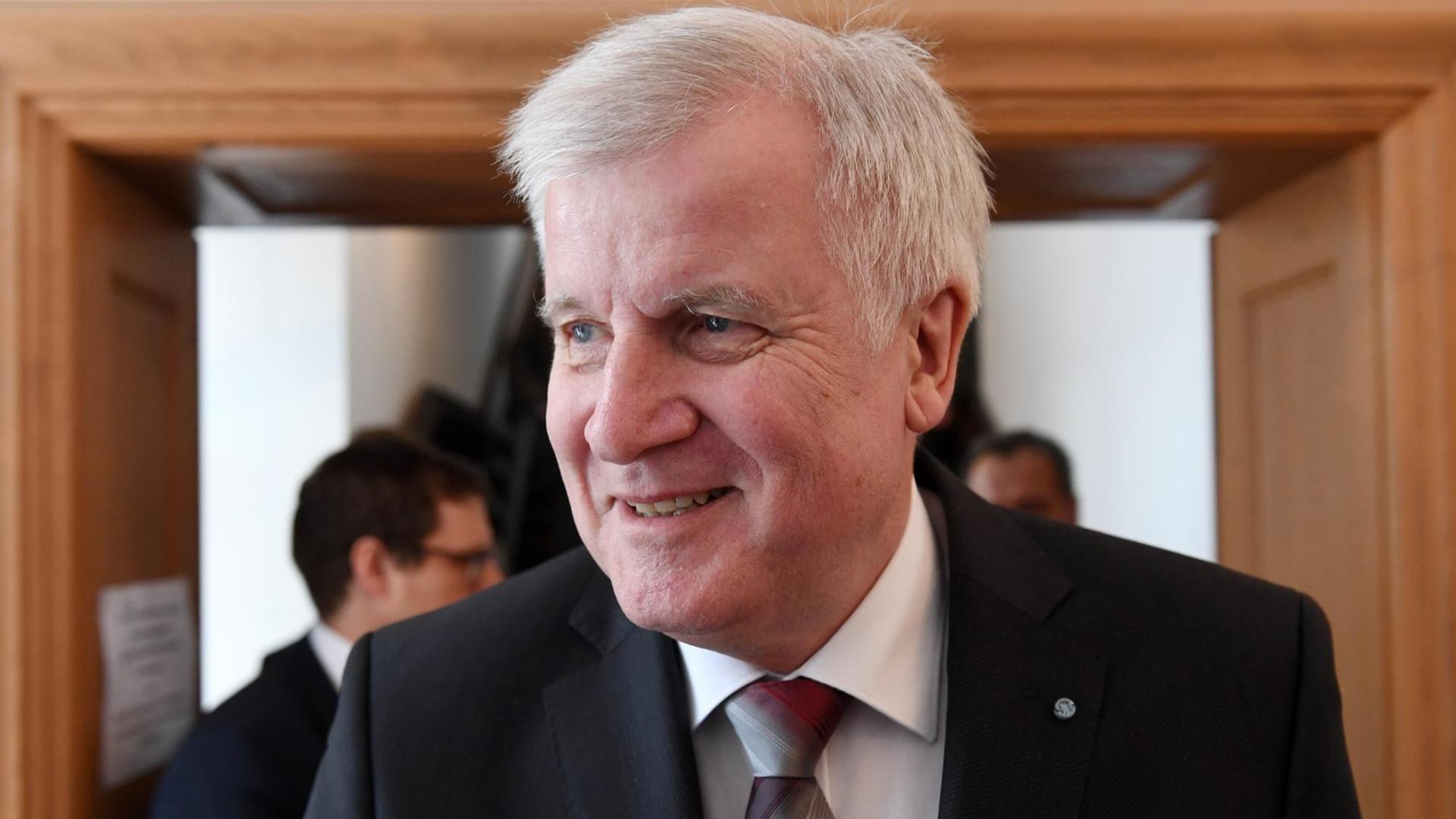Der bayerische Ministerpräsident Horst Seehofer (CSU) im Kloster Seeon bei der Klausurtagung der CSU-Landesgruppe im Bundestag. Der bayerische Ministerpräsident Horst Seehofer (CSU) im Kloster Seeon bei der Klausurtagung der CSU-Landesgruppe im Bundestag.