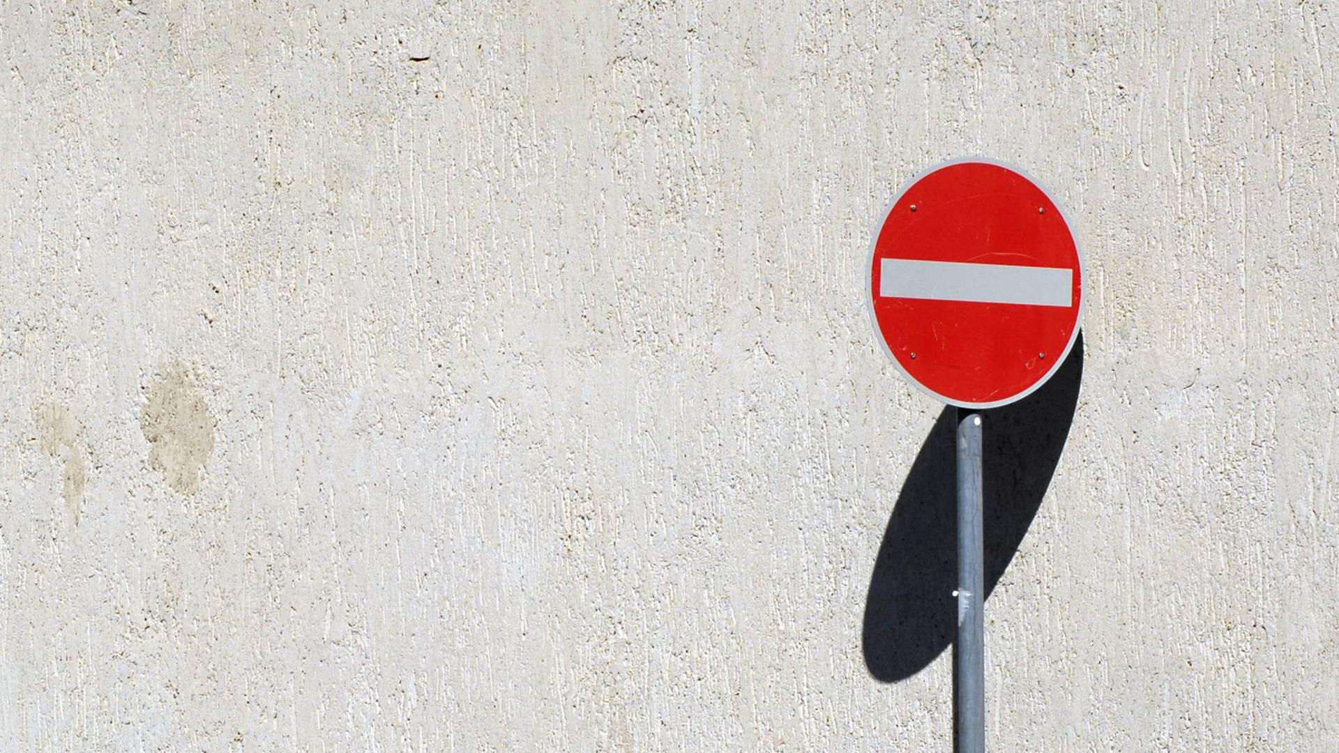 Ein "Verboten"-Schild an einer leeren Wand Ein "Verboten"-Schild an einer leeren Wand