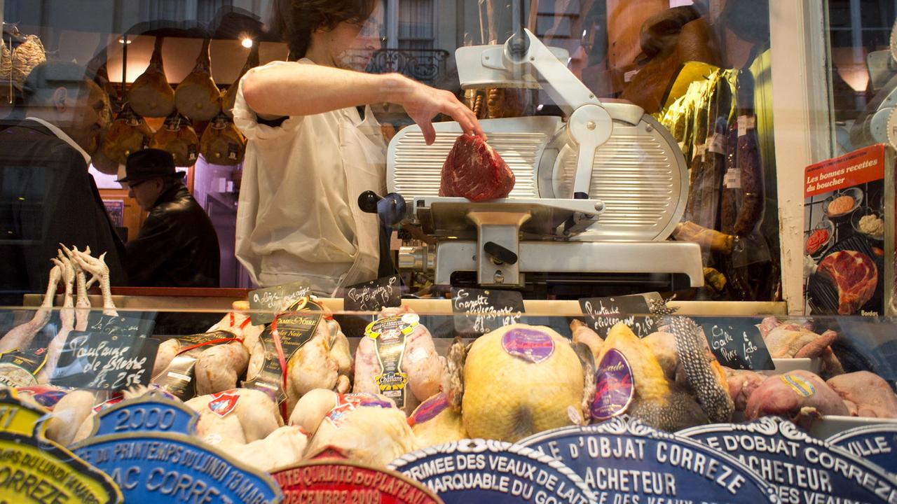 Im Schaufenster eines Metzgerladens auf der Ile Saint-Louis, einer Insel in der Seine in Paris, sind Fleischwaren zu sehen.