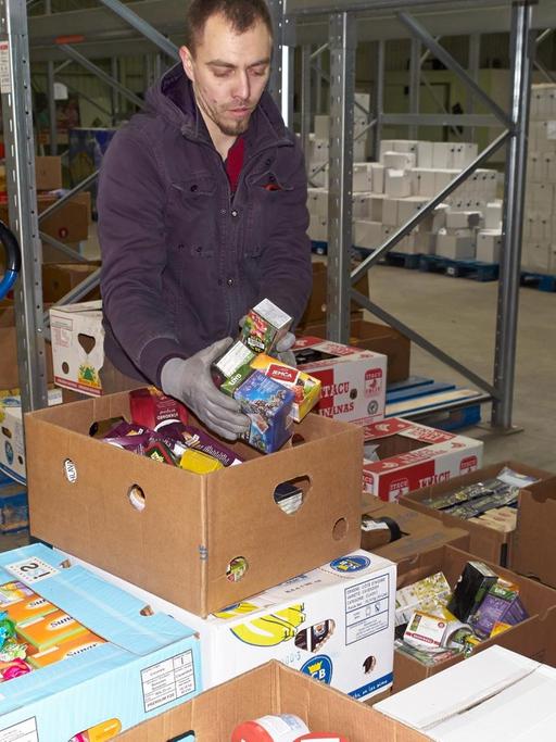 Das Bild zeigt ein Logistikzentrum im tschechischen Modletice: Von solchen Knotenpunkten aus werden die gespendeten Lebensmittel an Hilfsorganisationen weiter verteilt.