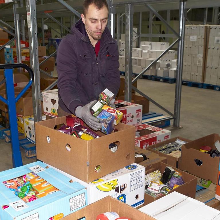 Das Bild zeigt ein Logistikzentrum im tschechischen Modletice: Von solchen Knotenpunkten aus werden die gespendeten Lebensmittel an Hilfsorganisationen weiter verteilt.
