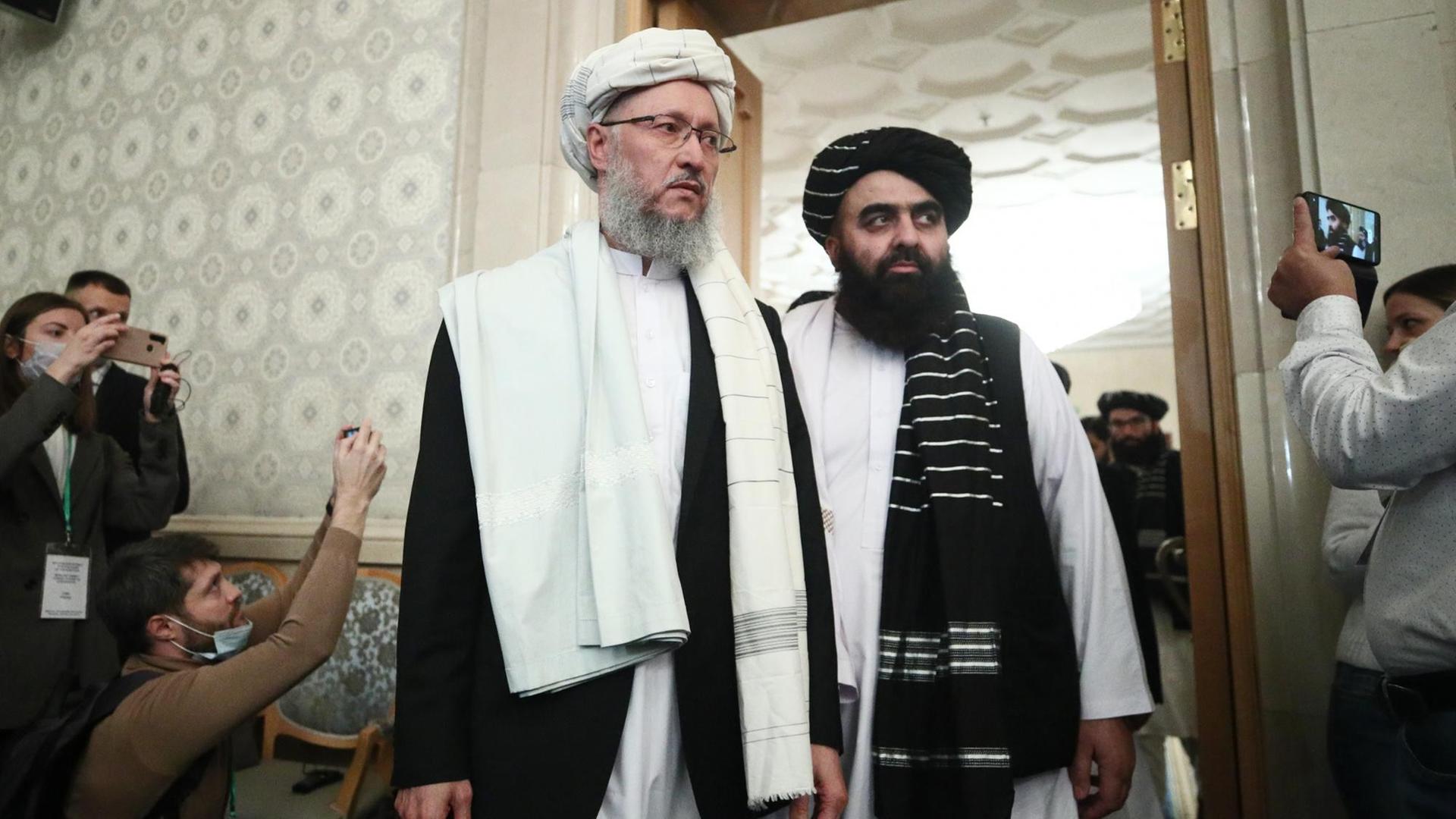 Vertreter der Taliban, der amtierende Außenminister Amir Khan Muttaqi und der stellvertretende Ministerpräsident Abdul Salam Hanafi, beim Treffen des Moskauer Formats zur Lage in Afghanistan