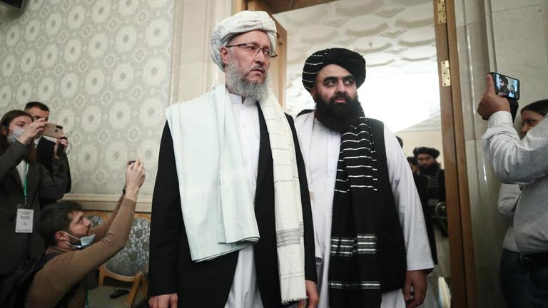 Vertreter der Taliban, der amtierende Außenminister Amir Khan Muttaqi und der stellvertretende Ministerpräsident Abdul Salam Hanafi, beim Treffen des Moskauer Formats zur Lage in Afghanistan