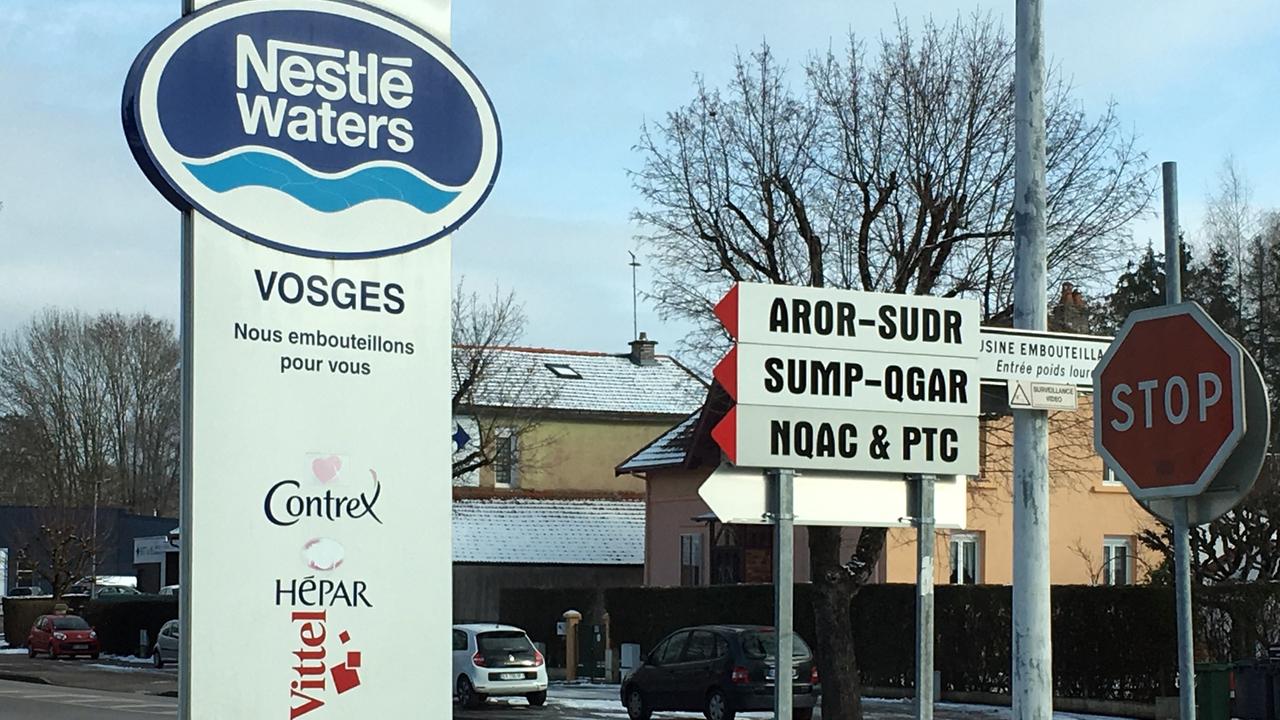 Das Firmenschild an der Einfahrt zur Abfüllanlage in Vittel zeigt die Namen der vertriebenen Marken des Unternehmenbereichs „Nestlé Waters Vosges“.