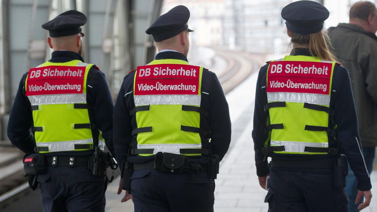 Sicherheitsmitarbeiter der Deutschen Bahn gehen in Berlin mit Spezialwesten und einer daran angebrachten Mini-Kamera über einen Bahnsteig im Bahnhof Alexanderplatz.