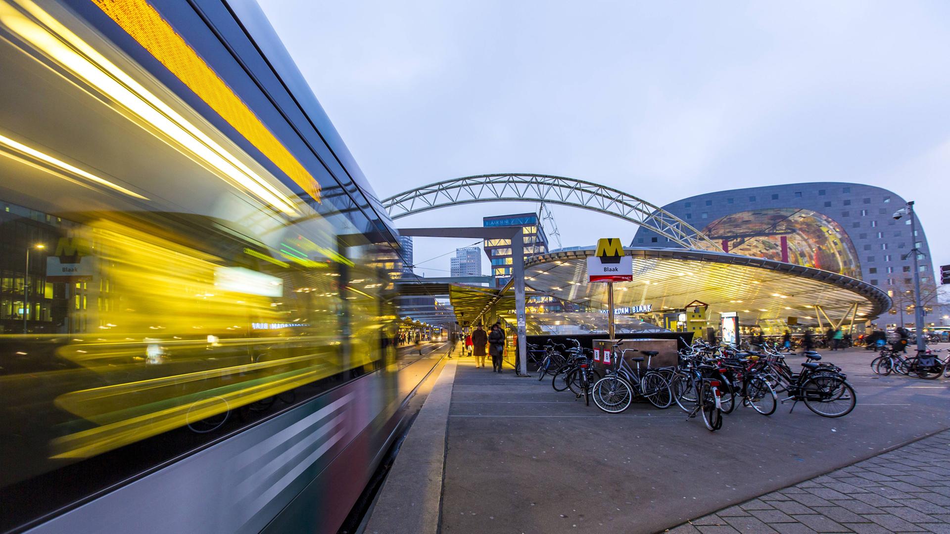 Der unter- und oberirdische Bahnhof Blaak im Zentrum Rotterdams.