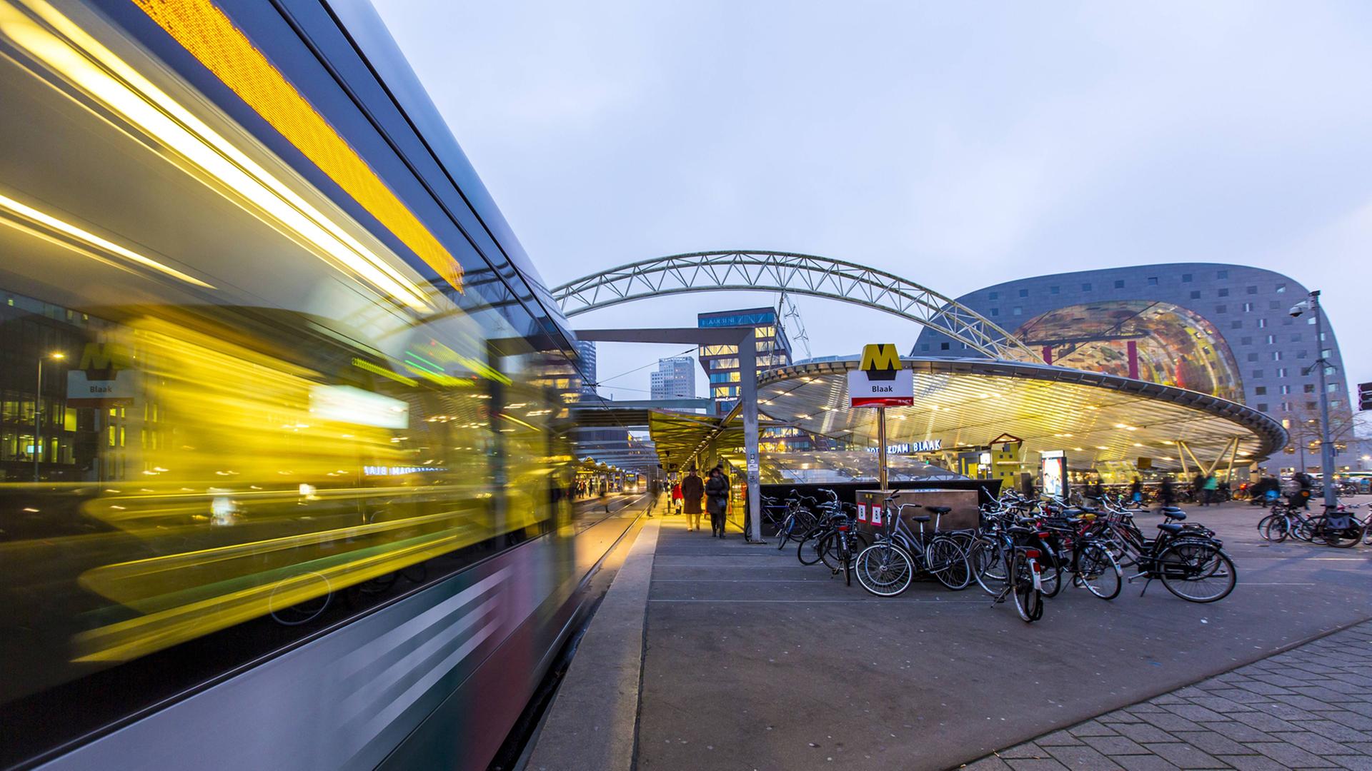 Der unter- und oberirdische Bahnhof Blaak im Zentrum Rotterdams. Der unter- und oberirdische Bahnhof Blaak im Zentrum Rotterdams.