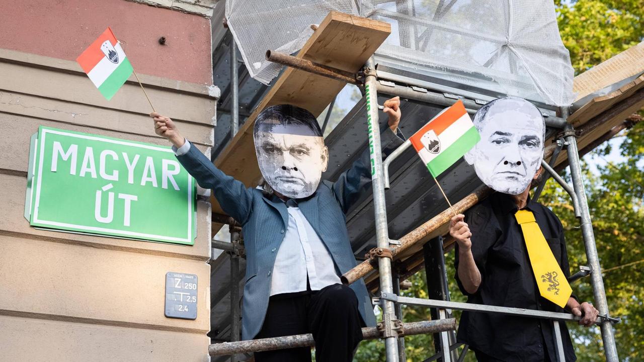 Proteste in der slowenische Hauptstadt Ljubljana: Zwei Demonstranten tragen Masken mit den Gesichtern des ungarischen und slownischen Premierminister Viktor Orban und Janez Jansa
