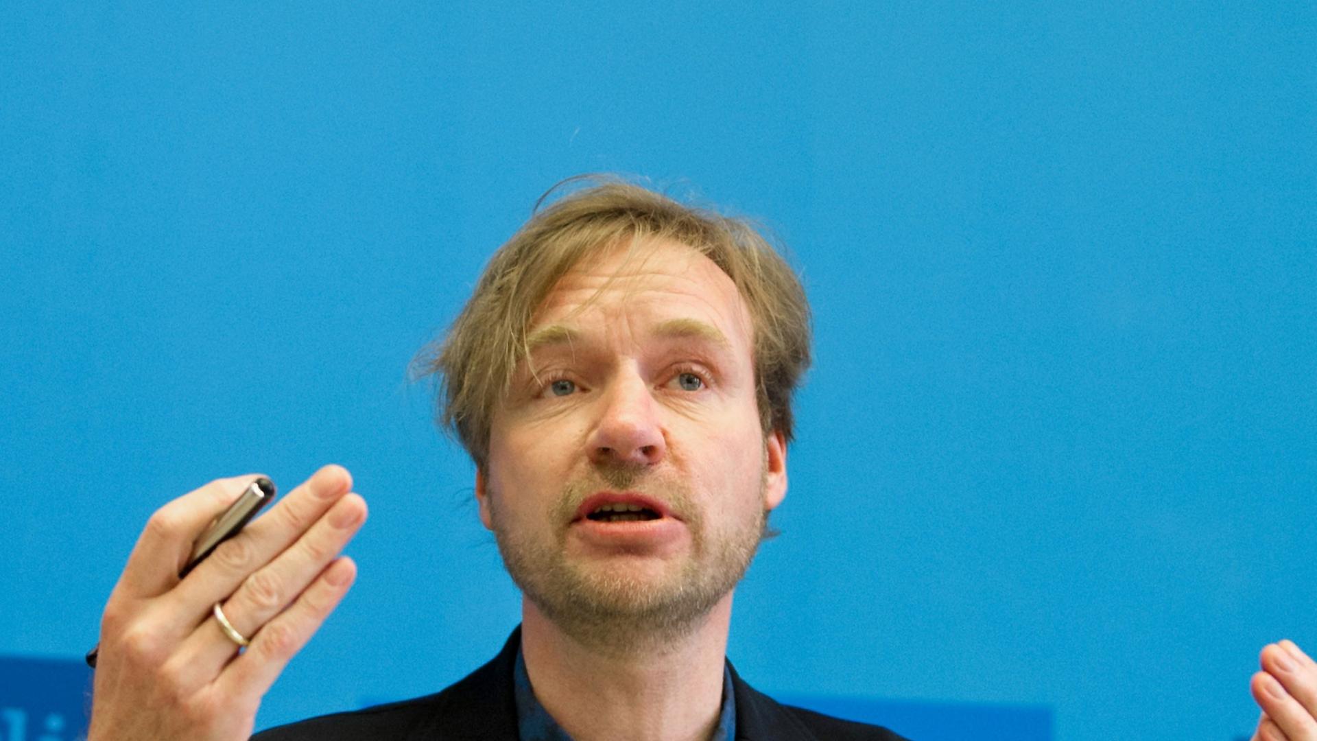 Der neue Kulturstaatssekretär Tim Renner (SPD) spricht am 27.02.2014 in Berlin während einer Pressekonferenz anlässlich der Neubesetzung des Amtes. Der neue Kulturstaatssekretär Tim Renner (SPD) spricht am 27.02.2014 in Berlin während einer Pressekonferenz anlässlich der Neubesetzung des Amtes.