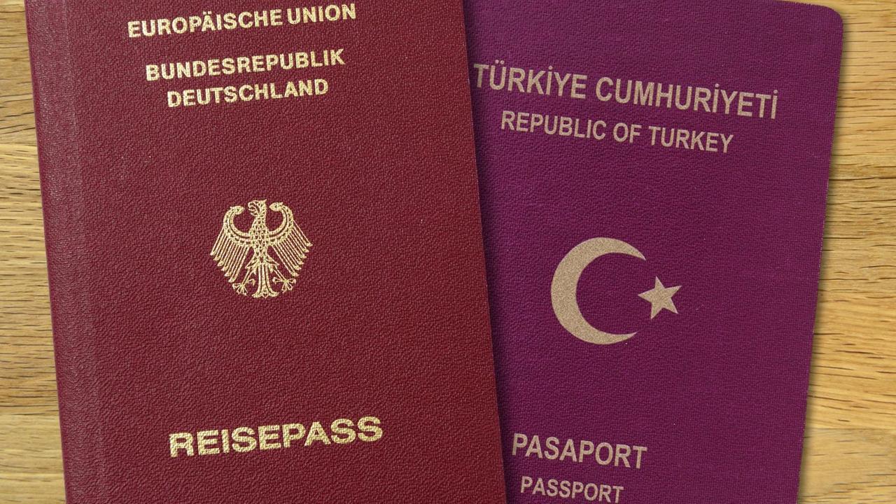 Ein deutscher und ein türkischer Pass nebeneinander Ein deutscher und ein türkischer Pass nebeneinander