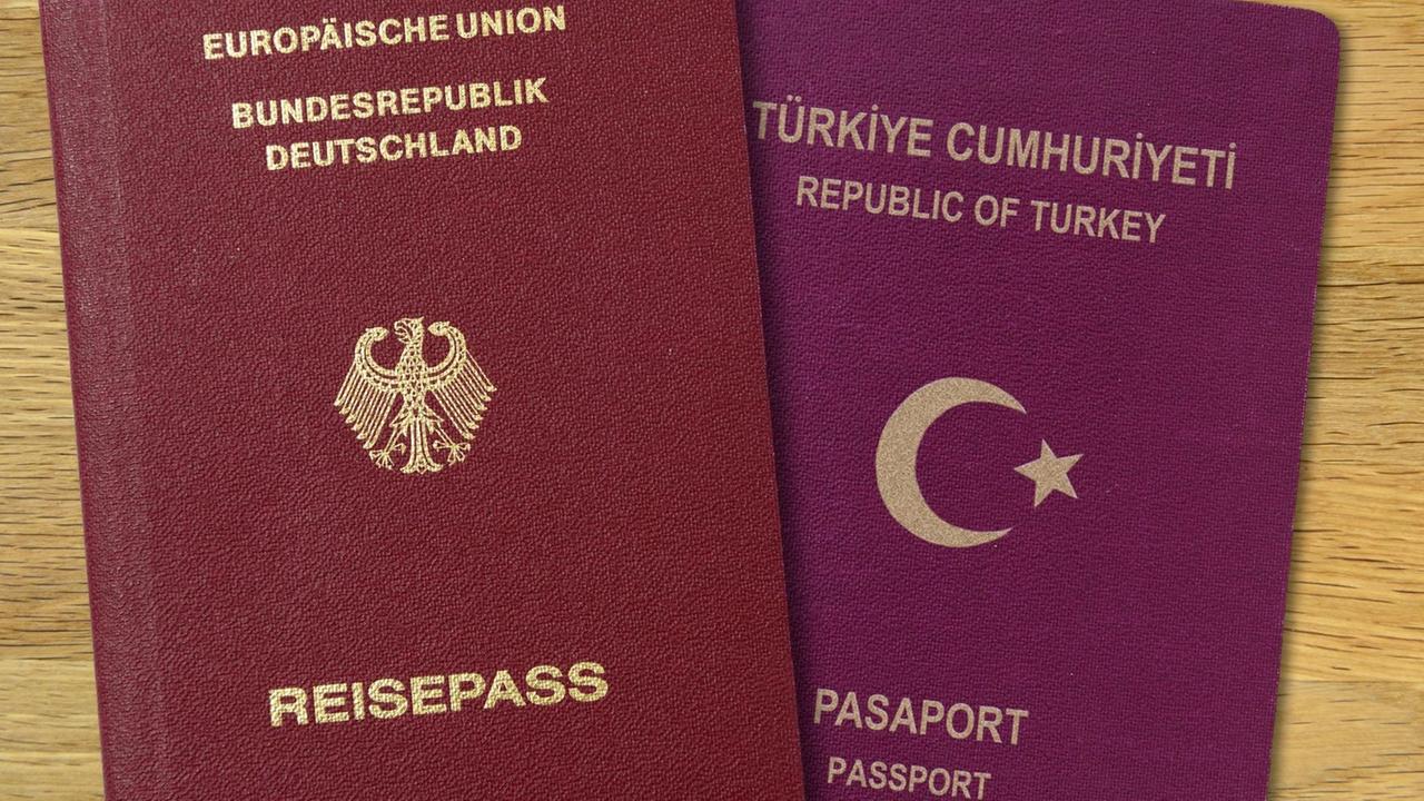 Ein deutscher und ein türkischer Pass nebeneinander