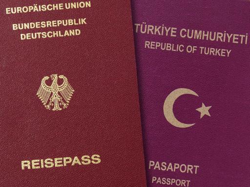 Ein deutscher und ein türkischer Pass nebeneinander