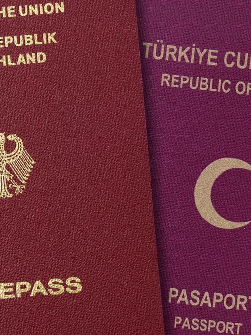 Ein deutscher und ein türkischer Pass nebeneinander
