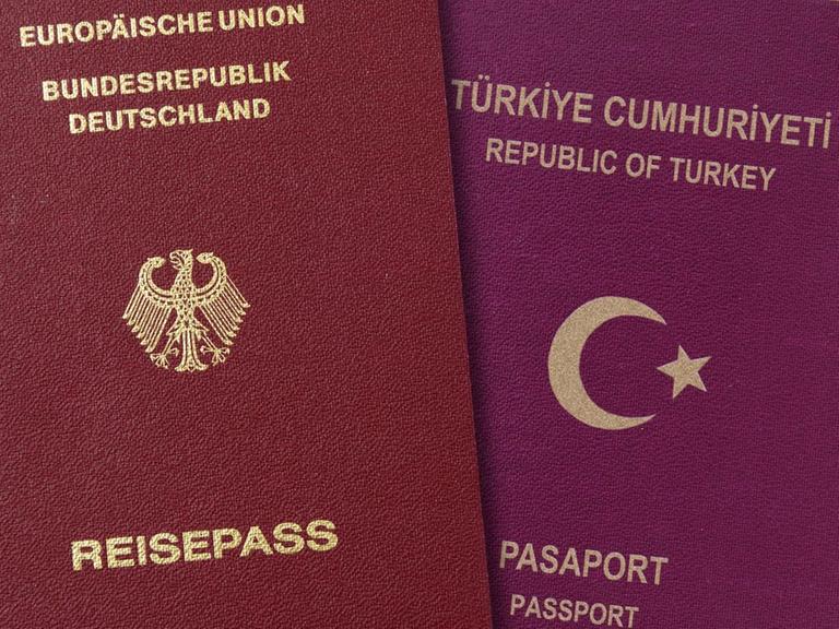 Ein deutscher und ein türkischer Pass nebeneinander