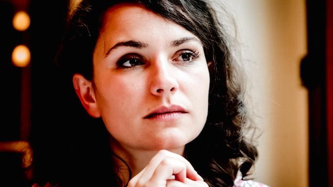 Das Foto ist eine Porträtaufnahme der Journalistin Hanna Hünniger. Sie hat dunkle Haare und blickt nachdenklich. Das Foto ist eine Porträtaufnahme der Journalistin Hanna Hünniger. Sie hat dunkle Haare und blickt nachdenklich.